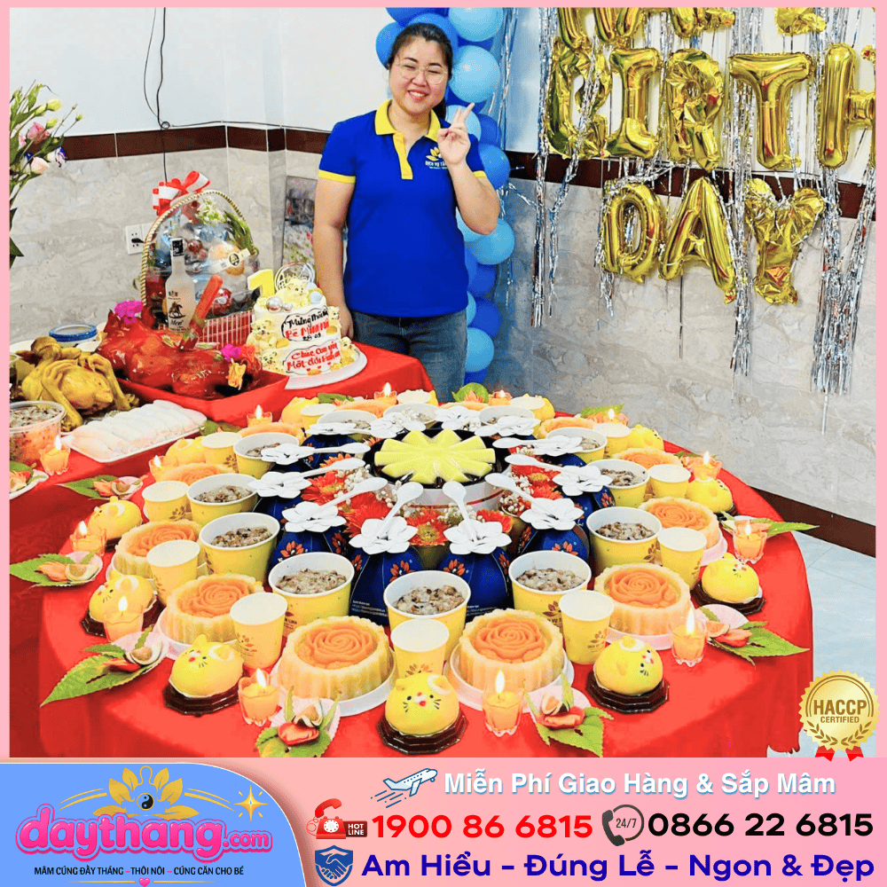 Mâm cúng thôi nôi có xôi chè, gà luộc, hoa và trái cây